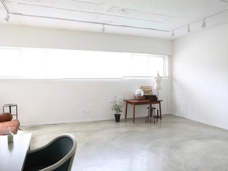 Interior de vivienda en obra blanca, sin muebles, con piso terminado