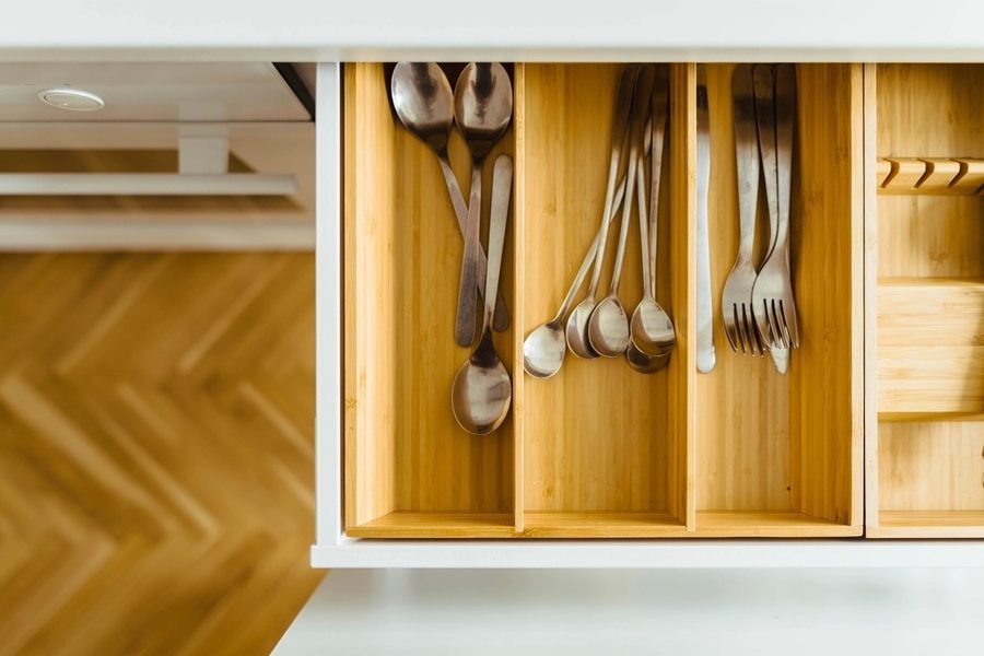 Cajón de madera con divisiones a la medida sobre piso de duela en espiga
