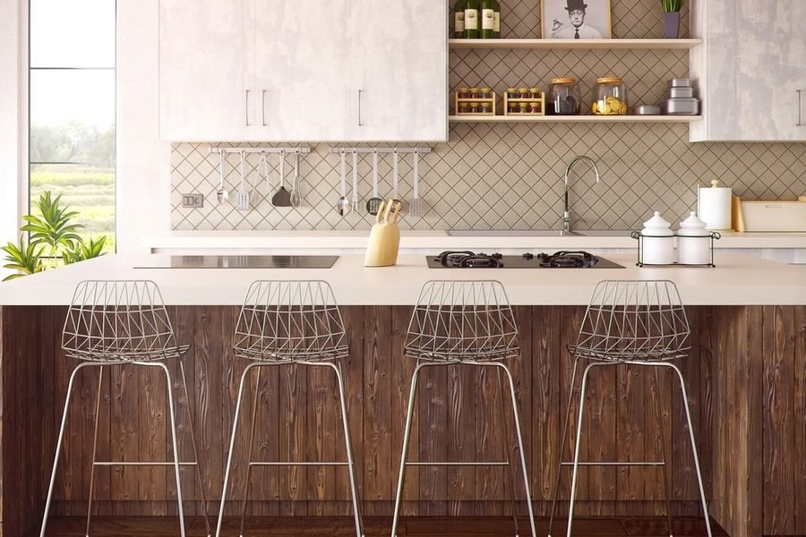 Cocina integral con isla de madera, bancos altos y alacenas a la medida